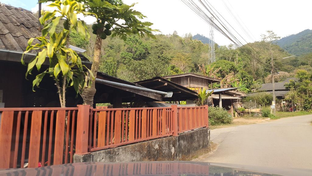 ภาพถนนตรงที่ ณ แม่ตอนหลวง ตั้งอยู่ ถ่ายโดย jrcarlsen พ.ศ. 2565 (2022) · A street-level view of where ณ แม่ตอนหลวง · Na Mae Ton Luang stands, by jrcarlsen in 2565 (2022)