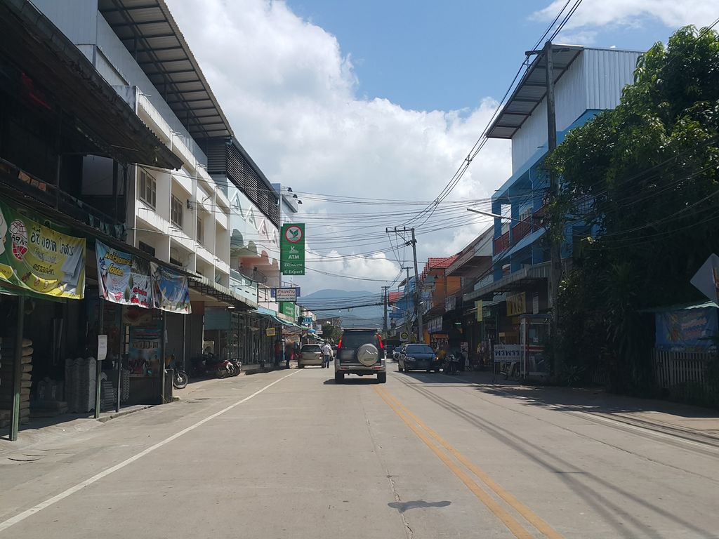 ภาพถนนตรงที่ สาขา บริษัท ไทยประกันชีวิต จำกัด (มหาชน) พร้าว ตั้งอยู่ ถ่ายโดย jrcarlsen พ.ศ. 2558 (2015) · A street-level view of where สาขา บริษัท ไทยประกันชีวิต จำกัด (มหาชน) พร้าว · Borisat Thai Prakanchiwit Chamkat (mahatna) Phrao branch stands, by jrcarlsen in 2558 (2015)