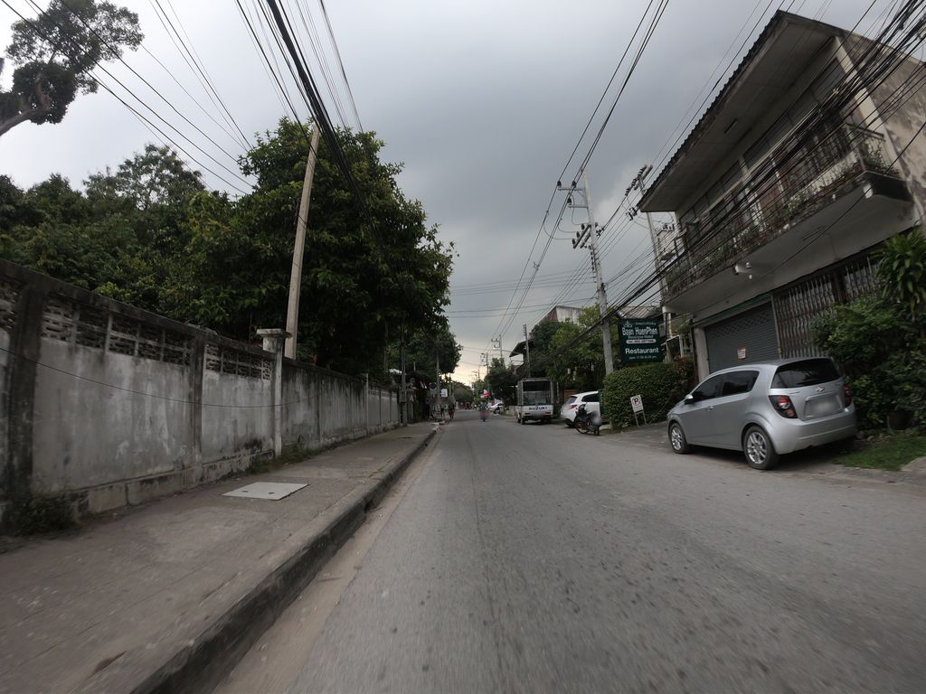 ภาพถนนตรงที่ Angel Nails Studio CNX ตั้งอยู่ ถ่ายโดย chanuwath_grab พ.ศ. 2562 (2019) · A street-level view of where Angel Nails Studio CNX stands, by chanuwath_grab in 2562 (2019)