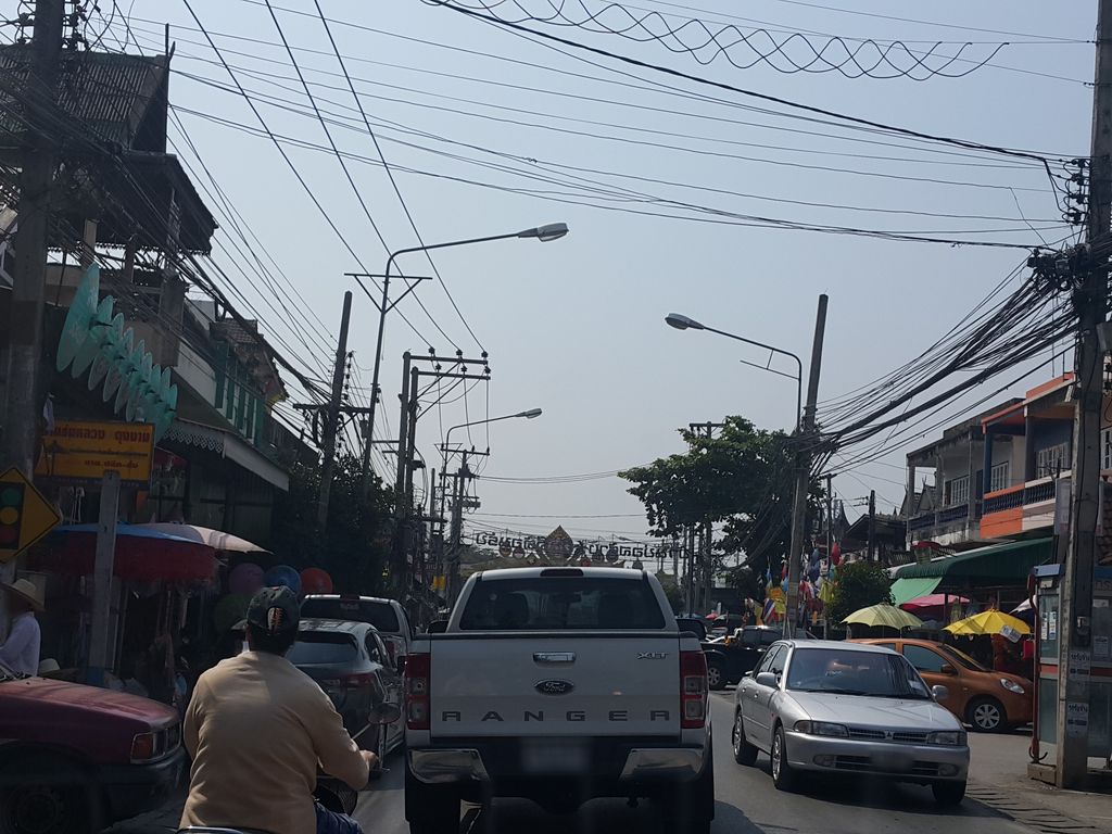 ภาพถนนตรงที่ ร้านเอื้องเหนือ EuengNeur-พัด-ร่มบ่อสร้าง ตั้งอยู่ ถ่ายโดย jrcarlsen พ.ศ. 2559 (2016) · A street-level view of where ร้านเอื้องเหนือ EuengNeur-พัด-ร่มบ่อสร้าง stands, by jrcarlsen in 2559 (2016)