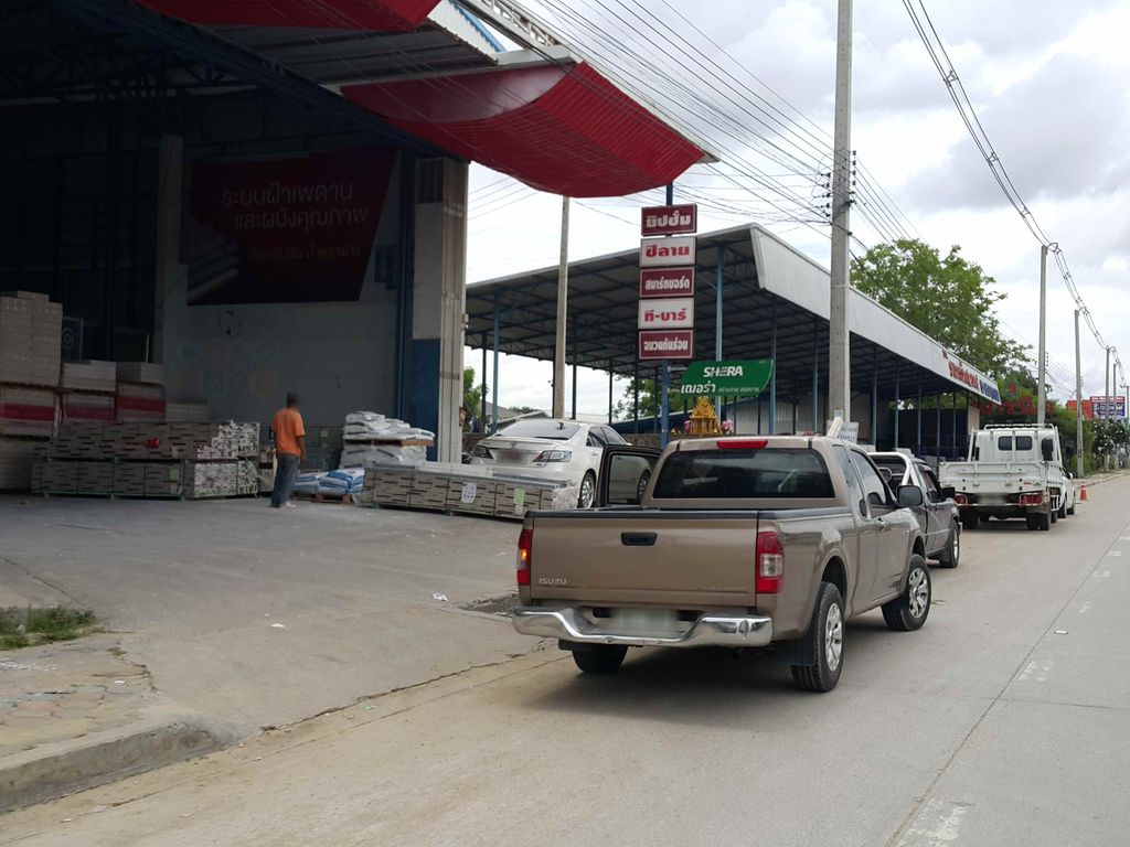 ภาพถนนตรงที่ บุญสมวัสดุก่อสร้าง ตั้งอยู่ ถ่ายโดย jrcarlsen พ.ศ. 2558 (2015) · A street-level view of where บุญสมวัสดุก่อสร้าง · Bun Som Watdu Kosang stands, by jrcarlsen in 2558 (2015)
