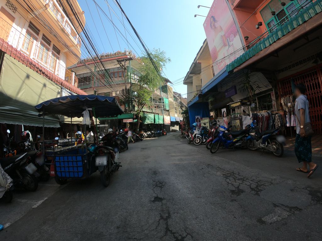 ภาพถนนตรงที่ ก๋วยเตี๋ยวเฮียซ้ง กาดหลวง ตั้งอยู่ ถ่ายโดย chanuwath_grab พ.ศ. 2562 (2019) · A street-level view of where ก๋วยเตี๋ยวเฮียซ้ง กาดหลวง · Kuaitiao Hia Song Kat Luang stands, by chanuwath_grab in 2562 (2019)