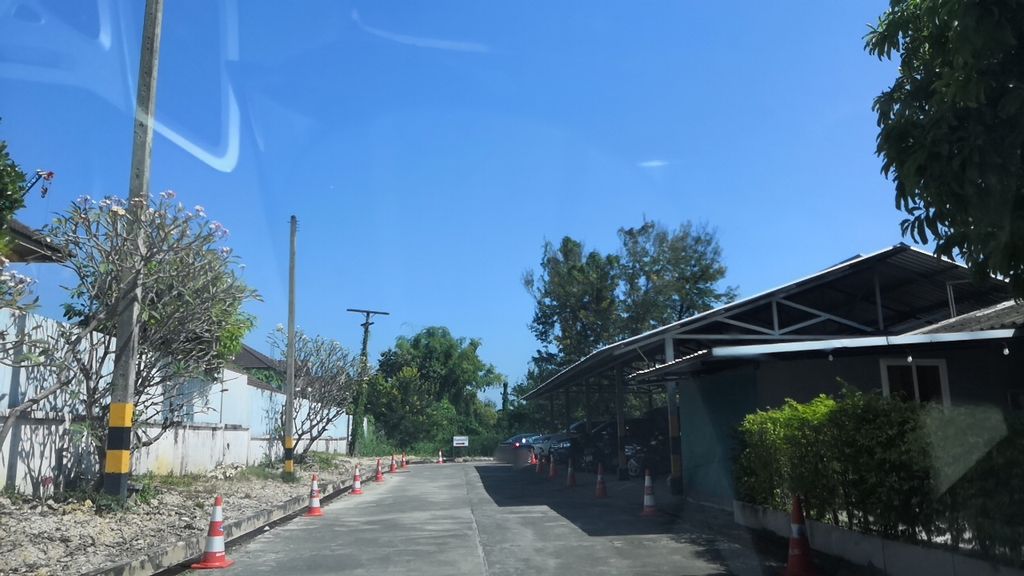 ภาพถนนตรงที่ กองร้อยทหารสารวัตร ตั้งอยู่ ถ่ายโดย charlesano พ.ศ. 2561 (2018) · A street-level view of where กองร้อยทหารสารวัตร · Kongroi Thahan Sanwat stands, by charlesano in 2561 (2018)