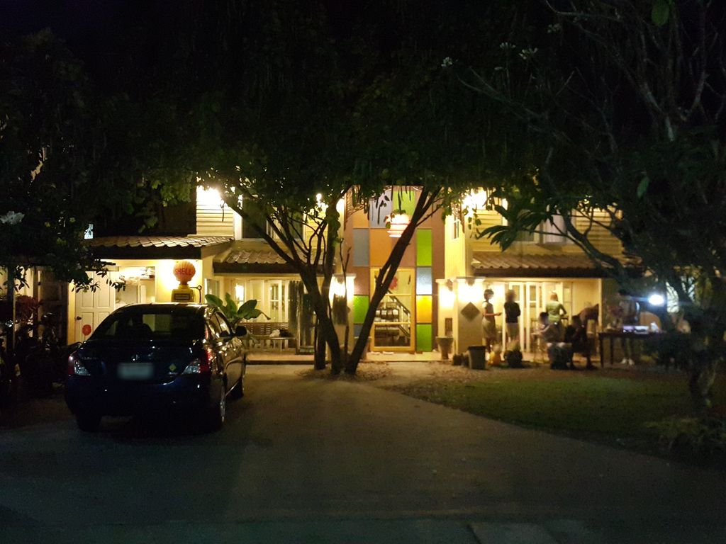 ภาพถนนตรงที่ Hotel Baanrincome ตั้งอยู่ ถ่ายโดย jrcarlsen พ.ศ. 2558 (2015) · A street-level view of where Hotel Baanrincome stands, by jrcarlsen in 2558 (2015)
