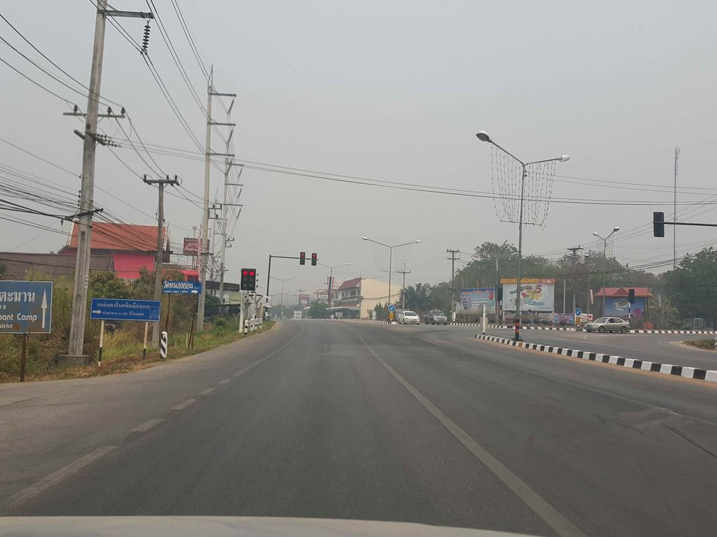 ภาพถนนตรงที่ ร้านป้ายา ปากทางเขื่อนแม่งัด ตั้งอยู่ ถ่ายโดย jrcarlsen พ.ศ. 2558 (2015) · A street-level view of where ร้านป้ายา ปากทางเขื่อนแม่งัด · Ran Pa Ya Pakthang Khueanmaengat stands, by jrcarlsen in 2558 (2015)