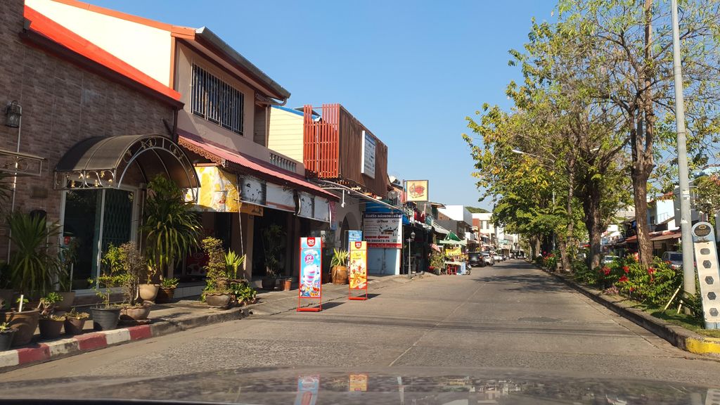 ภาพถนนตรงที่ สุสานบ้านทรายมูล ตั้งอยู่ ถ่ายโดย jrcarlsen พ.ศ. 2565 (2022) · A street-level view of where สุสานบ้านทรายมูล · Susan Ban Saimun stands, by jrcarlsen in 2565 (2022)