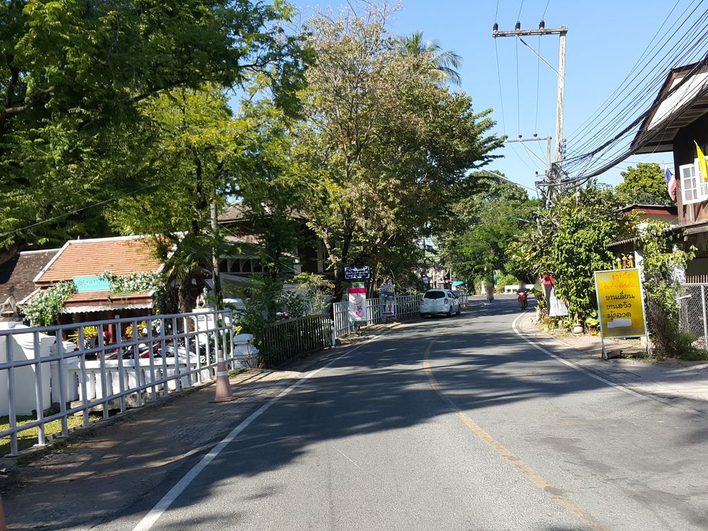 ภาพถนนตรงที่ Nhod โหนดหนมจีนใต้ คาเฟ่ ตั้งอยู่ ถ่ายโดย jrcarlsen พ.ศ. 2557 (2014) · A street-level view of where Nhod โหนดหนมจีนใต้ คาเฟ่ stands, by jrcarlsen in 2557 (2014)