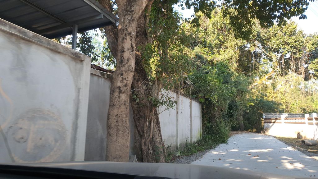 ภาพถนนตรงที่ บ้านกูรูรีสอร์ท ตั้งอยู่ ถ่ายโดย jrcarlsen พ.ศ. 2566 (2023) · A street-level view of where บ้านกูรูรีสอร์ท · Ban Kuru Resort stands, by jrcarlsen in 2566 (2023)