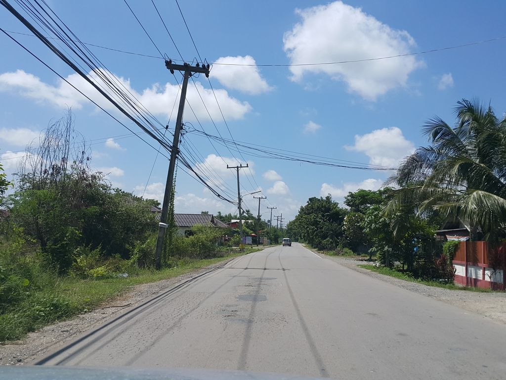 ภาพถนนตรงที่ โฮงนา คาเฟ่ ตั้งอยู่ ถ่ายโดย jrcarlsen พ.ศ. 2558 (2015) · A street-level view of where โฮงนา คาเฟ่ · Hongna Café stands, by jrcarlsen in 2558 (2015)