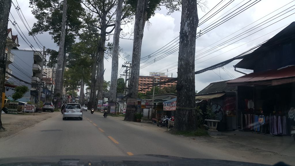 ภาพถนนตรงที่ Cnx Haircutz หนองหอย ตั้งอยู่ ถ่ายโดย jrcarlsen พ.ศ. 2560 (2017) · A street-level view of where Cnx Haircutz หนองหอย stands, by jrcarlsen in 2560 (2017)