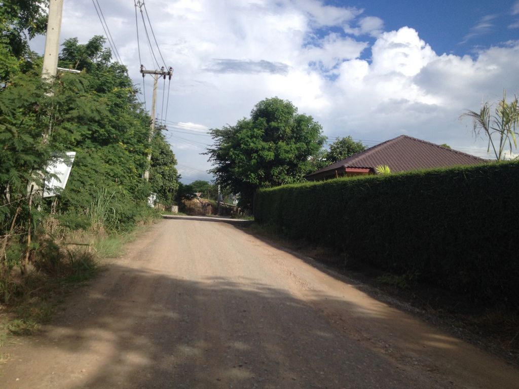 ภาพถนนตรงที่ Modernlovevilla Chiangmai ที่พักหรูเชียงใหม่ ตั้งอยู่ ถ่ายโดย jimwatana พ.ศ. 2558 (2015) · A street-level view of where Modernlovevilla Chiangmai ที่พักหรูเชียงใหม่ stands, by jimwatana in 2558 (2015)