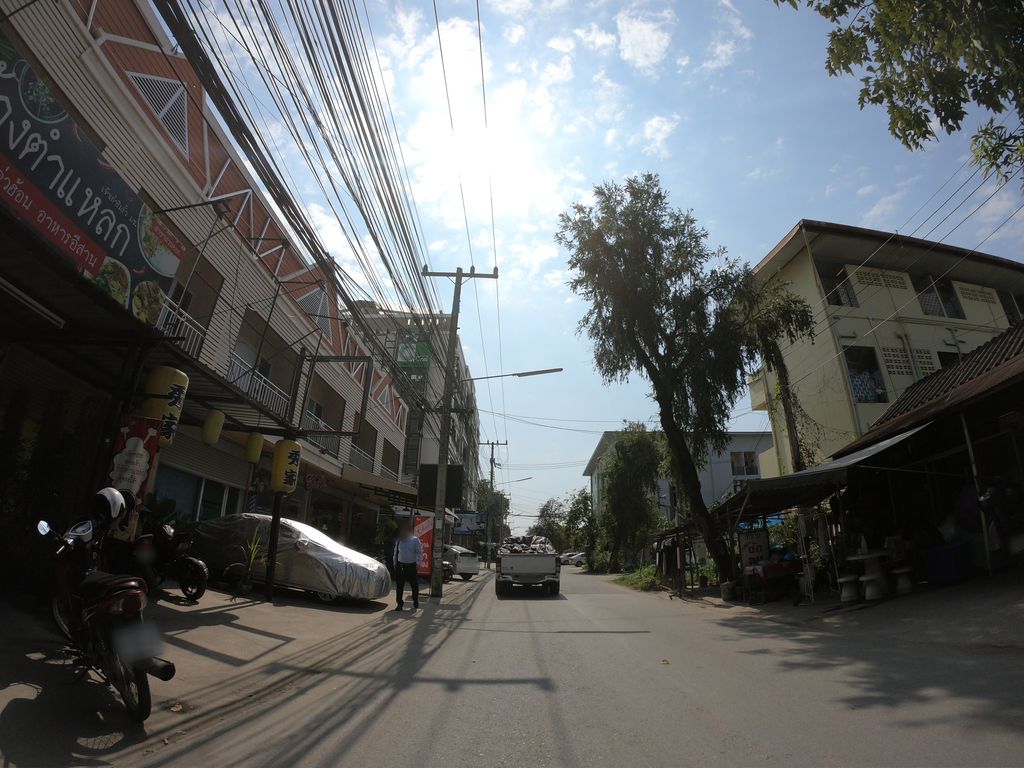 ภาพถนนตรงที่ กะเพรา A La Carte ตั้งอยู่ ถ่ายโดย chanuwath_grab พ.ศ. 2562 (2019) · A street-level view of where กะเพรา A La Carte stands, by chanuwath_grab in 2562 (2019)
