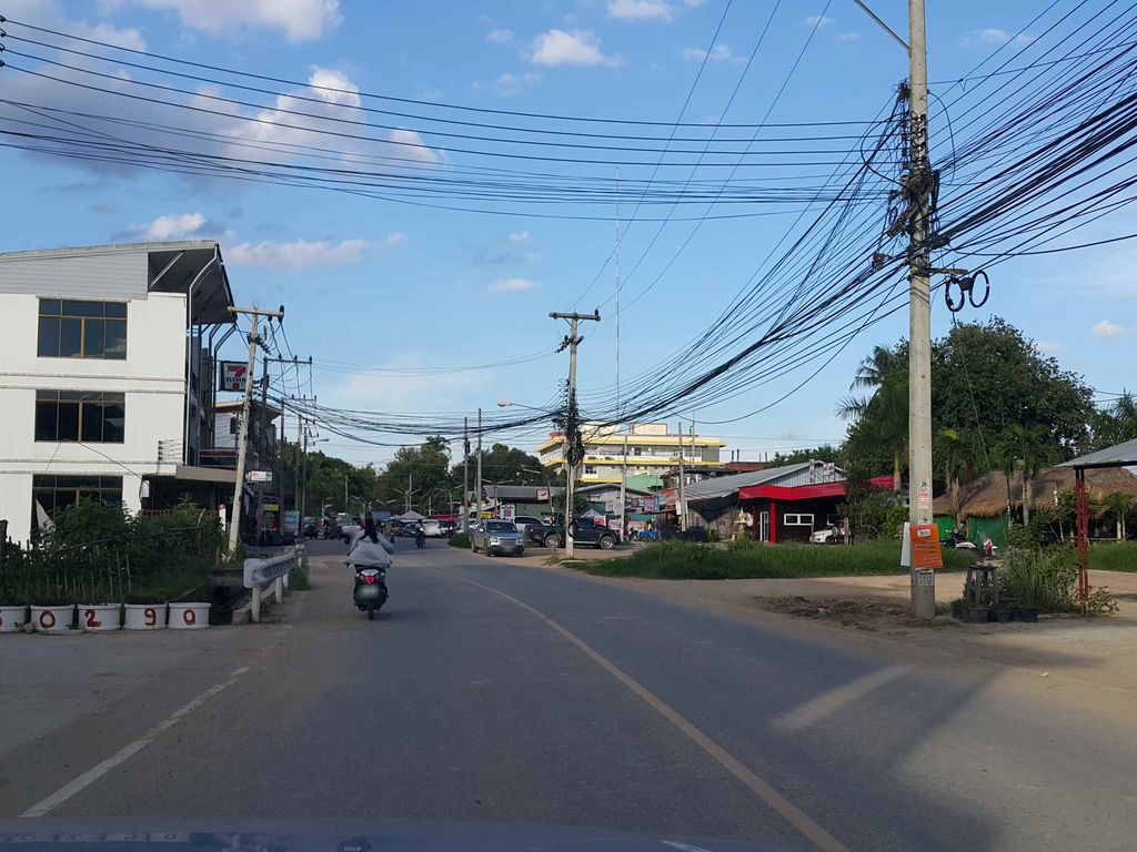 ภาพถนนตรงที่ แว่นตา Icon Optic แม่โจ้ ตั้งอยู่ ถ่ายโดย jrcarlsen พ.ศ. 2558 (2015) · A street-level view of where แว่นตา Icon Optic แม่โจ้ stands, by jrcarlsen in 2558 (2015)
