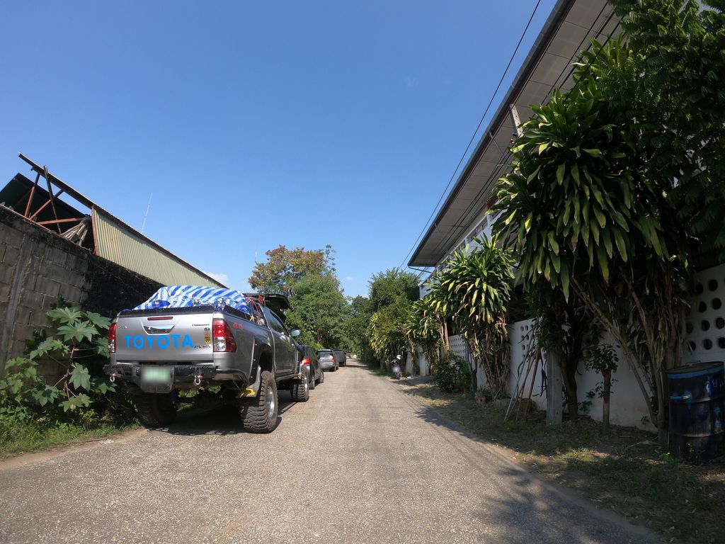 ภาพถนนตรงที่ วิราภรณ์ หอพัก ตั้งอยู่ ถ่ายโดย chanuwath_grab พ.ศ. 2562 (2019) · A street-level view of where วิราภรณ์ หอพัก · Wirapra Ho Phak stands, by chanuwath_grab in 2562 (2019)