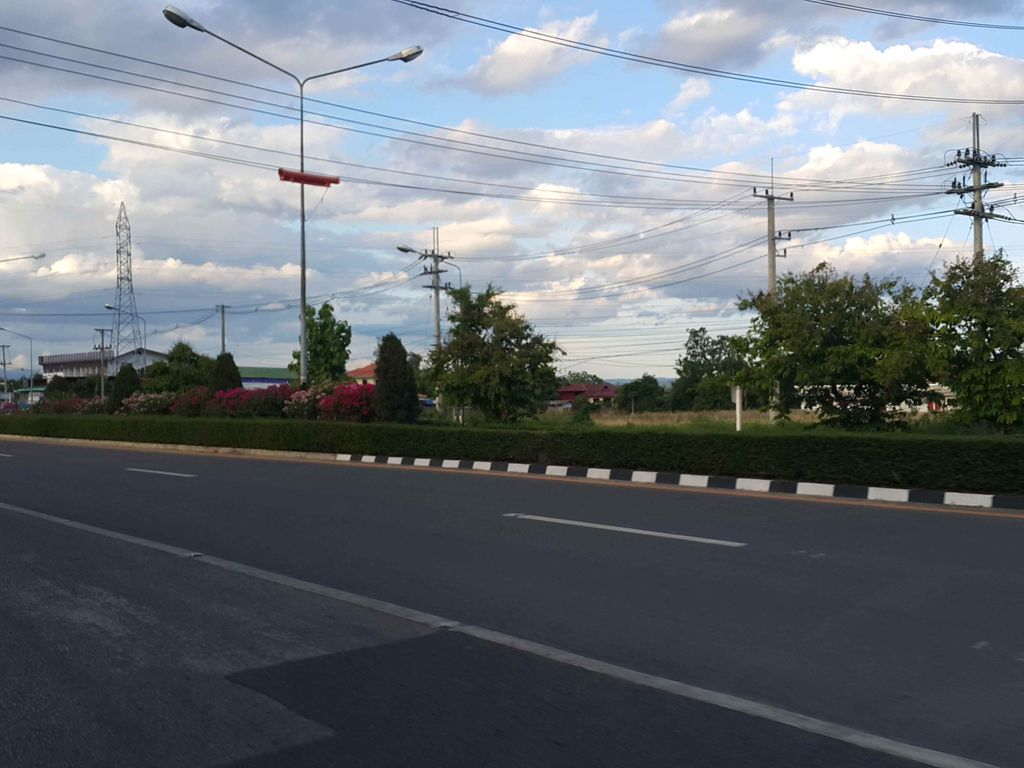 ภาพถนนตรงที่ จำหน่ายหินดินทราย อิฐมอญเชียงใหม่-บจก.เชียงใหม่ธนทรัพย์วัสดุก่อสร้าง ตั้งอยู่ ถ่ายโดย jrcarlsen พ.ศ. 2558 (2015) · A street-level view of where จำหน่ายหินดินทราย อิฐมอญเชียงใหม่-บจก.เชียงใหม่ธนทรัพย์วัสดุก่อสร้าง · Chamnaihin Din Sai It Mon Chiang Mai-bachok.Chiang Mai Thon Sap Watdu Kosang stands, by jrcarlsen in 2558 (2015)