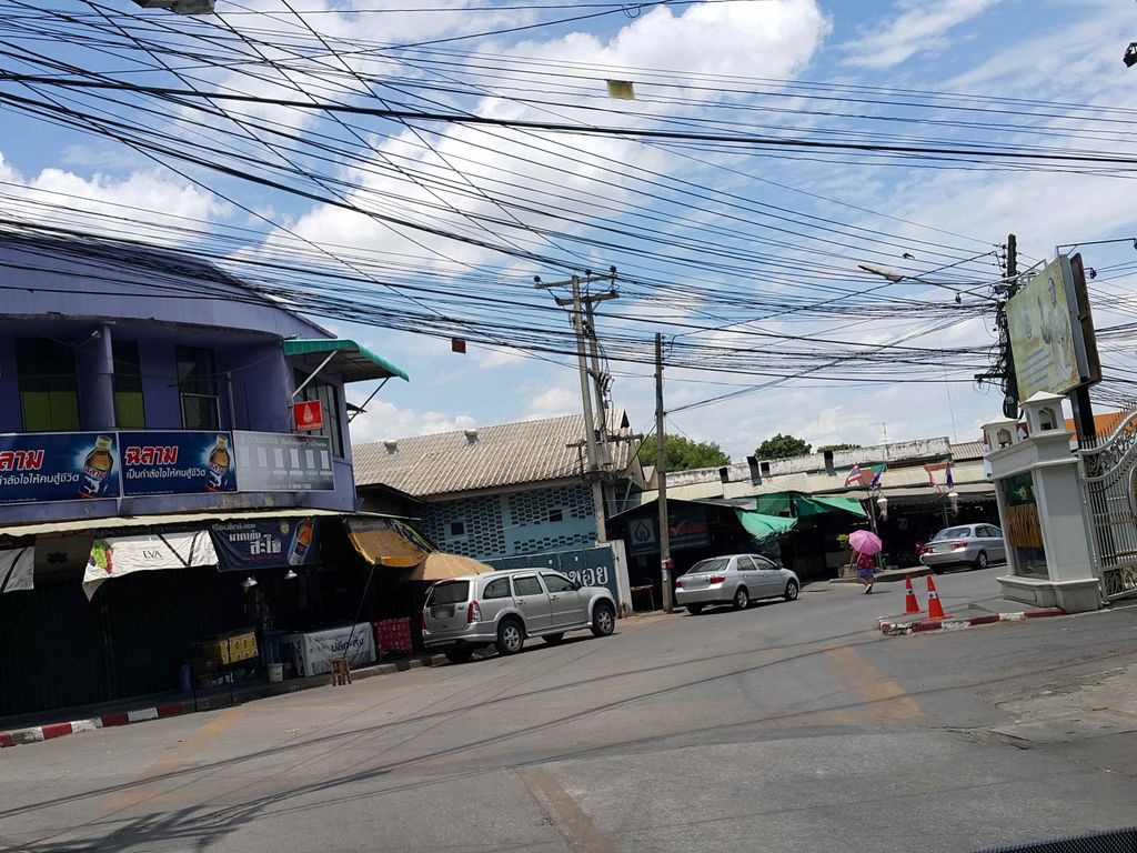 ภาพถนนตรงที่ สภอ.ดอยสะเก็ด ตั้งอยู่ ถ่ายโดย jrcarlsen พ.ศ. 2558 (2015) · A street-level view of where สภอ.ดอยสะเก็ด · A.Doi Saket Police station stands, by jrcarlsen in 2558 (2015)