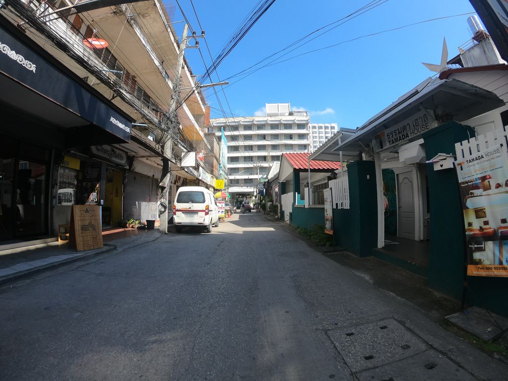 ภาพถนนตรงที่ Rosyiam Bar ตั้งอยู่ ถ่ายโดย chanuwath_grab พ.ศ. 2562 (2019) · A street-level view of where Rosyiam Bar stands, by chanuwath_grab in 2562 (2019)