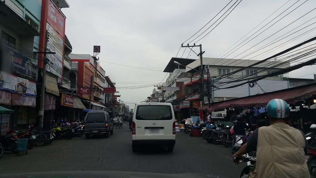 ภาพถนนตรงที่ ร้านเนื้อ นัสรียาฮาลาลบีฟ สาขาใหญ่ ตั้งอยู่ ถ่ายโดย jrcarlsen พ.ศ. 2559 (2016) · A street-level view of where ร้านเนื้อ นัสรียาฮาลาลบีฟ สาขาใหญ่ · Ran Nuea Nasiya Halal Bip Sakha Yai stands, by jrcarlsen in 2559 (2016)