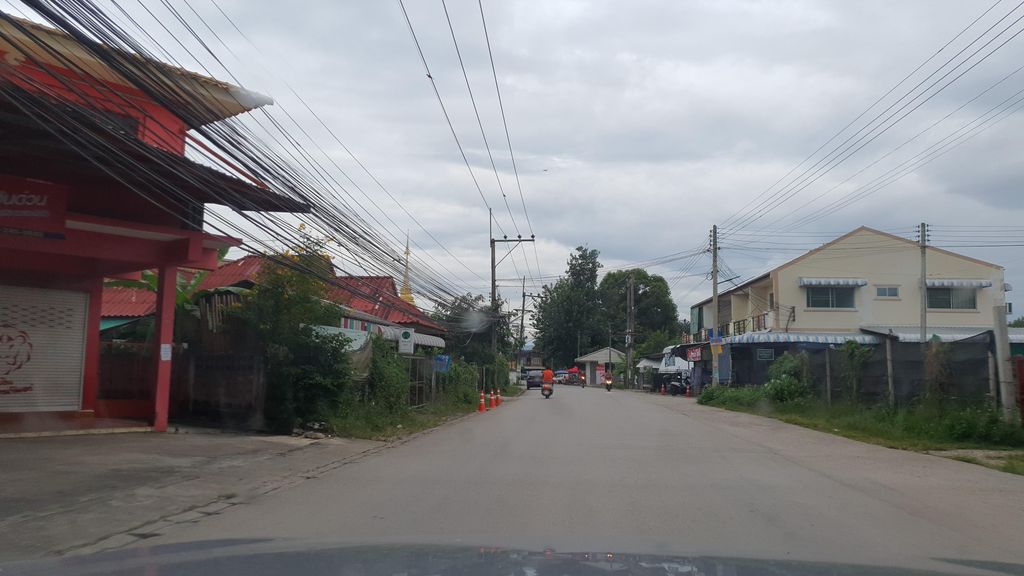 ภาพถนนตรงที่ ร้านนมมด ขนมปังปิ้ง ตั้งอยู่ ถ่ายโดย jrcarlsen พ.ศ. 2564 (2021) · A street-level view of where ร้านนมมด ขนมปังปิ้ง · Ran Nom Mot Khanompangping stands, by jrcarlsen in 2564 (2021)