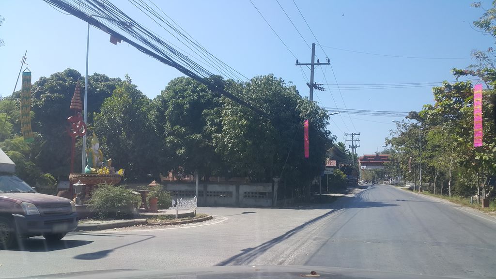 ภาพถนนตรงที่ โอเค บาร์ - Ok Bar ถวาย ตั้งอยู่ ถ่ายโดย jrcarlsen พ.ศ. 2562 (2019) · A street-level view of where โอเค บาร์ - Ok Bar ถวาย stands, by jrcarlsen in 2562 (2019)