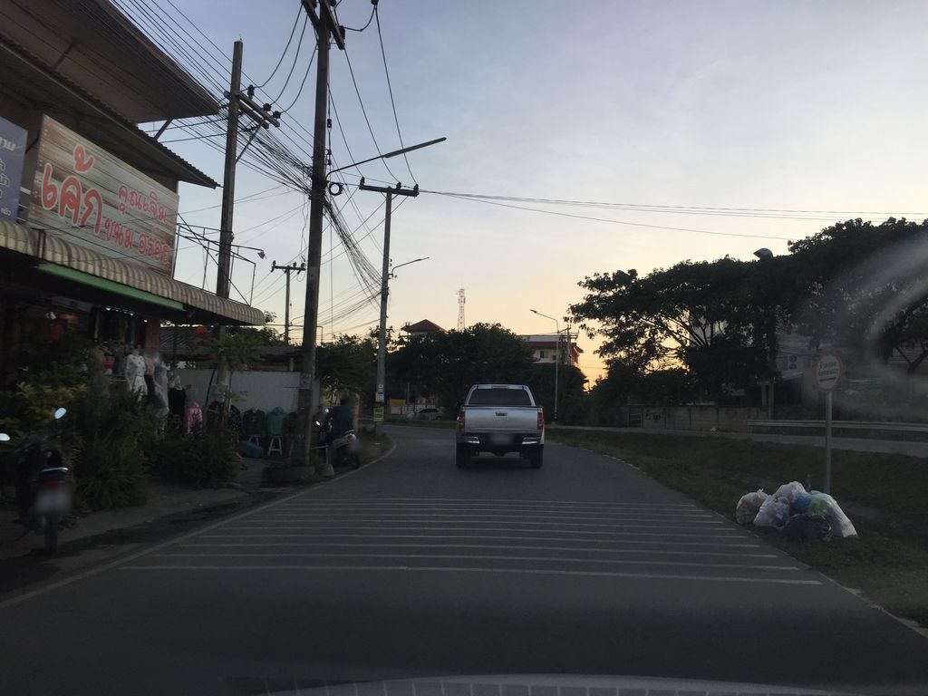 ภาพถนนตรงที่ KA CHAN Cannabis ตั้งอยู่ ถ่ายโดย kyoko พ.ศ. 2561 (2018) · A street-level view of where KA CHAN Cannabis stands, by kyoko in 2561 (2018)