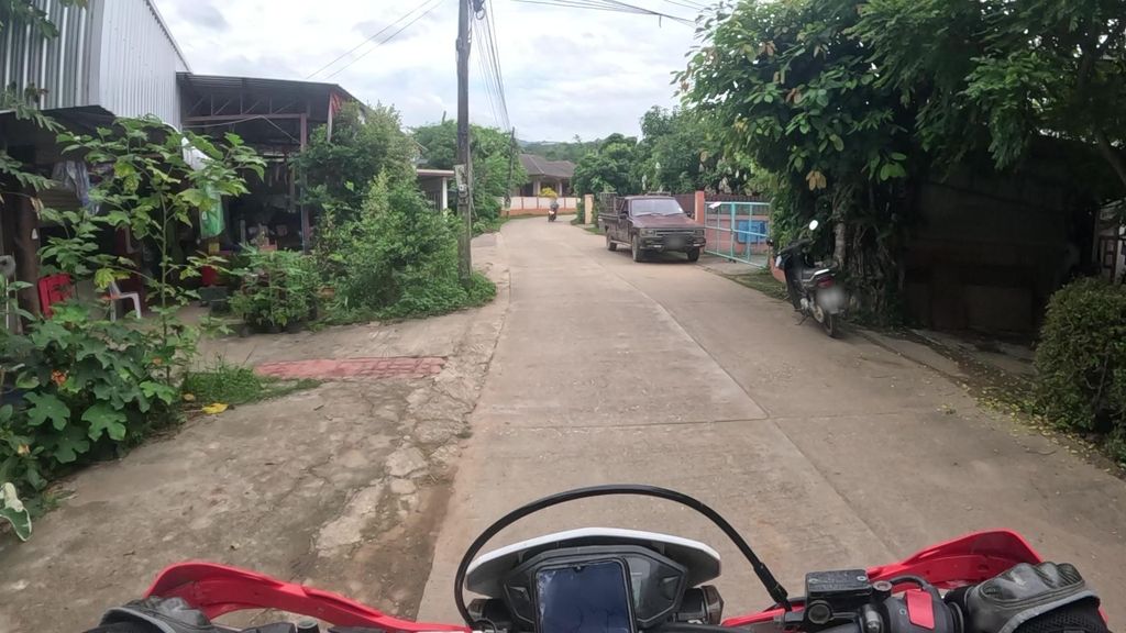 ภาพถนนตรงที่ ร้านเจ๊ต้อม ตั้งอยู่ ถ่ายโดย julcnx พ.ศ. 2567 (2024) · A street-level view of where ร้านเจ๊ต้อม · Ran Che Tom stands, by julcnx in 2567 (2024)