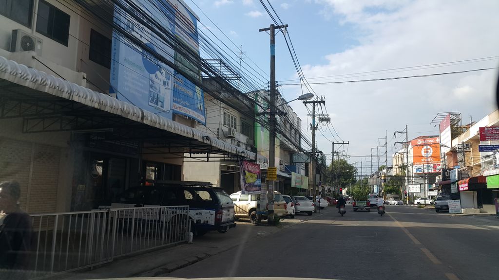 ภาพถนนตรงที่ ท๊อป ทีม ซาลาเปามินิ ตั้งอยู่ ถ่ายโดย jrcarlsen พ.ศ. 2559 (2016) · A street-level view of where ท๊อป ทีม ซาลาเปามินิ · Top Thim Salapaomini stands, by jrcarlsen in 2559 (2016)
