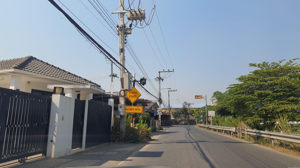 ภาพถนนตรงที่ ตรอ.เจริญทรัพย์รุ่งเรือง ตั้งอยู่ ถ่ายโดย jrcarlsen พ.ศ. 2566 (2023) · A street-level view of where ตรอ.เจริญทรัพย์รุ่งเรือง · Taro.Charoen Sap Rungrueang stands, by jrcarlsen in 2566 (2023)