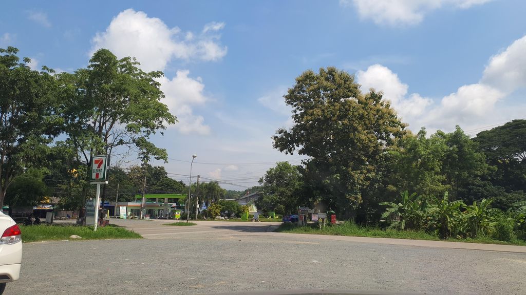 ภาพถนนตรงที่ เซเว่นใหม่ สหกรณ์ 2 ตั้งอยู่ ถ่ายโดย jrcarlsen พ.ศ. 2565 (2022) · A street-level view of where เซเว่นใหม่ สหกรณ์ 2 · Seven Mai Sahakon 2 stands, by jrcarlsen in 2565 (2022)