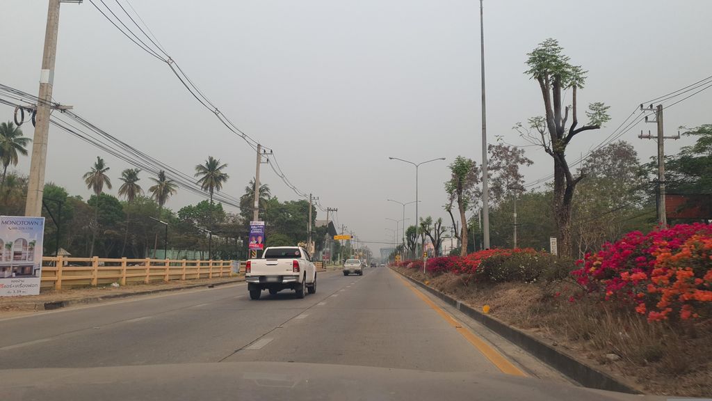 ภาพถนนตรงที่ หนุ่มกลอนประตูยนต์ ตั้งอยู่ ถ่ายโดย jrcarlsen พ.ศ. 2566 (2023) · A street-level view of where หนุ่มกลอนประตูยนต์ · Num Kalonpratu Yon stands, by jrcarlsen in 2566 (2023)