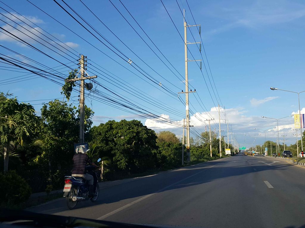 ภาพถนนตรงที่ ร้านส้มตำหมูยอแม่ลิ ตั้งอยู่ ถ่ายโดย jrcarlsen พ.ศ. 2558 (2015) · A street-level view of where ร้านส้มตำหมูยอแม่ลิ · Ran Som Tam Mu Yo Mae Li stands, by jrcarlsen in 2558 (2015)