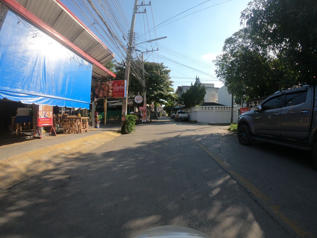 ภาพถนนตรงที่ มาวจุ่ม ปิ้งย่าง หม่าล่า ตั้งอยู่ ถ่ายโดย chanuwath_grab พ.ศ. 2562 (2019) · A street-level view of where มาวจุ่ม ปิ้งย่าง หม่าล่า · Maochum Pingyang Mala stands, by chanuwath_grab in 2562 (2019)