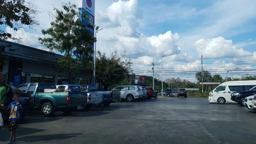 ภาพถนนตรงที่ ปตท ตั้งอยู่ ถ่ายโดย kyoko พ.ศ. 2562 (2019) · A street-level view of where ปตท · PTT stands, by kyoko in 2562 (2019)