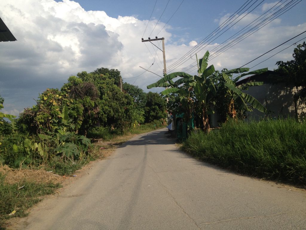 ภาพถนนตรงที่ แอ่วบ้านหมุน เชียงใหม่ ตั้งอยู่ ถ่ายโดย jimwatana พ.ศ. 2558 (2015) · A street-level view of where แอ่วบ้านหมุน เชียงใหม่ · Aeobanmun Chiang Mai stands, by jimwatana in 2558 (2015)