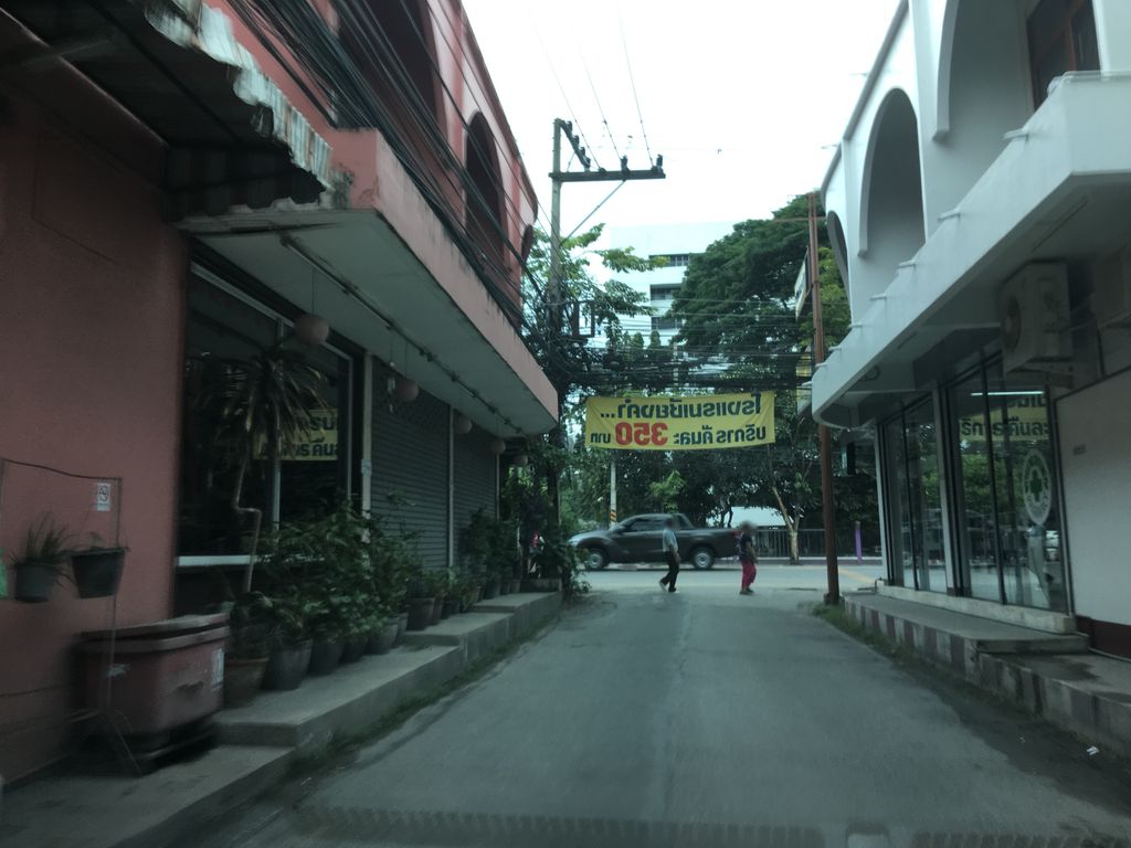 ภาพถนนตรงที่ Custo Cafe & Eatery ตั้งอยู่ ถ่ายโดย wapriz พ.ศ. 2561 (2018) · A street-level view of where Custo Cafe & Eatery stands, by wapriz in 2561 (2018)