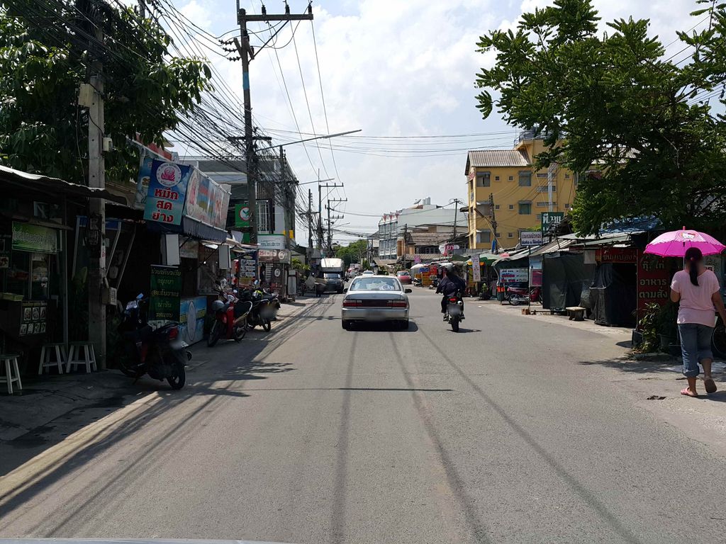 ภาพถนนตรงที่ ร้านอาหารเหรียญทอง ตั้งอยู่ ถ่ายโดย jrcarlsen พ.ศ. 2558 (2015) · A street-level view of where ร้านอาหารเหรียญทอง · Rianthong Restaurant stands, by jrcarlsen in 2558 (2015)