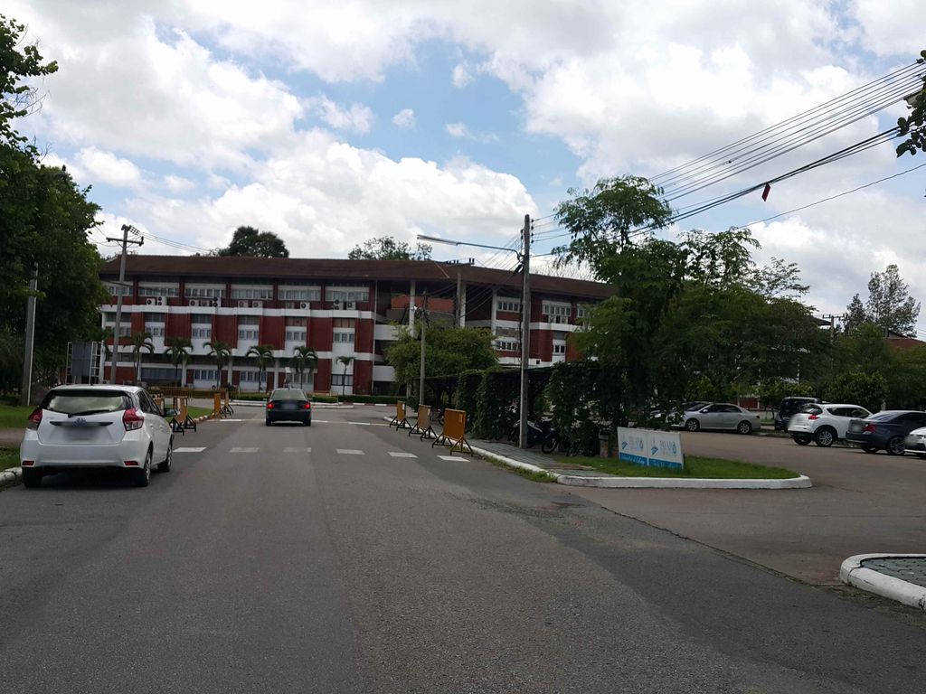 ภาพถนนตรงที่ Payap University Language Enhancement Center ตั้งอยู่ ถ่ายโดย jrcarlsen พ.ศ. 2558 (2015) · A street-level view of where Payap University Language Enhancement Center stands, by jrcarlsen in 2558 (2015)