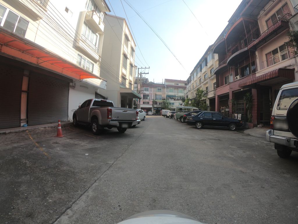 ภาพถนนตรงที่ Chotana Bed ตั้งอยู่ ถ่ายโดย chanuwath_grab พ.ศ. 2562 (2019) · A street-level view of where Chotana Bed stands, by chanuwath_grab in 2562 (2019)