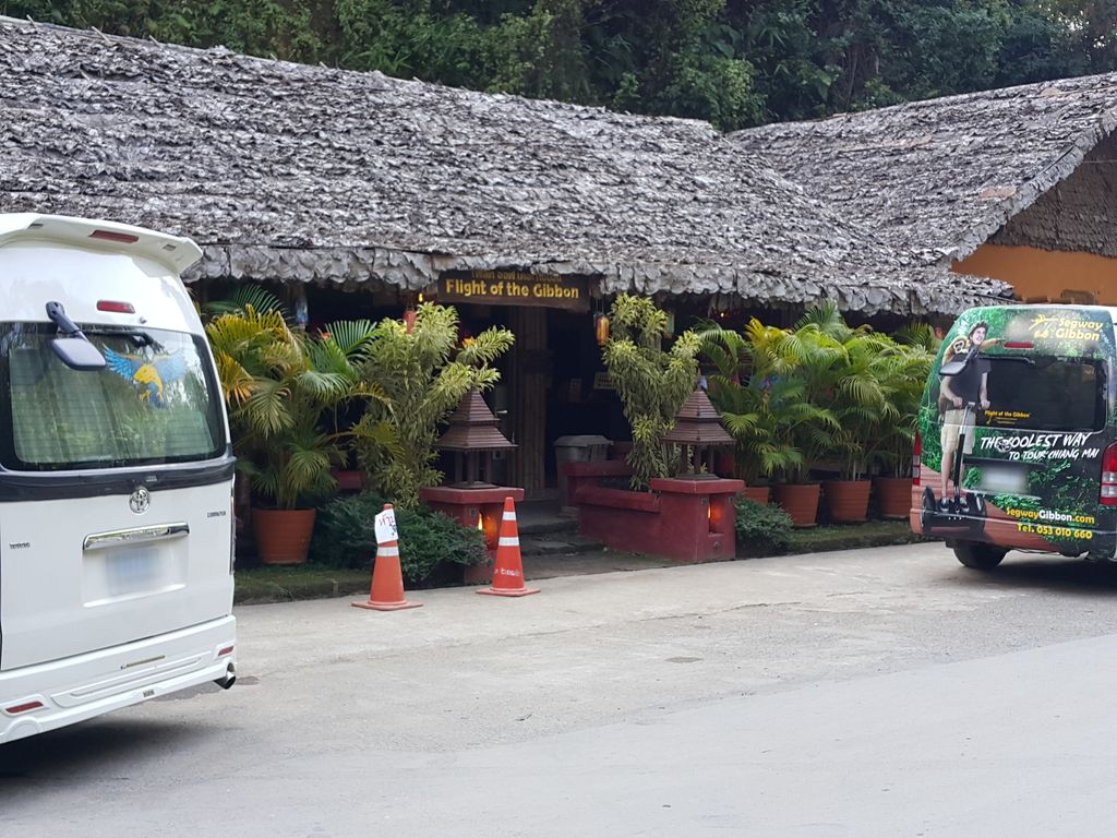 ภาพถนนตรงที่ April cottage ดอยแม่กำปอง ตั้งอยู่ ถ่ายโดย jrcarlsen พ.ศ. 2558 (2015) · A street-level view of where April cottage ดอยแม่กำปอง stands, by jrcarlsen in 2558 (2015)