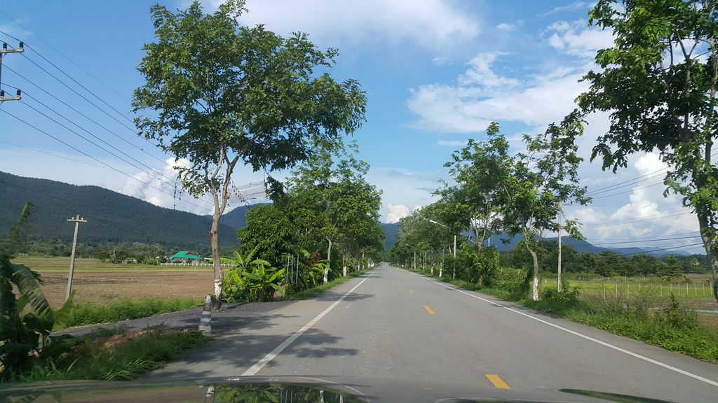 ภาพถนนตรงที่ ระเบียงนที ตั้งอยู่ ถ่ายโดย jrcarlsen พ.ศ. 2560 (2017) · A street-level view of where ระเบียงนที · Rabiangnathi stands, by jrcarlsen in 2560 (2017)