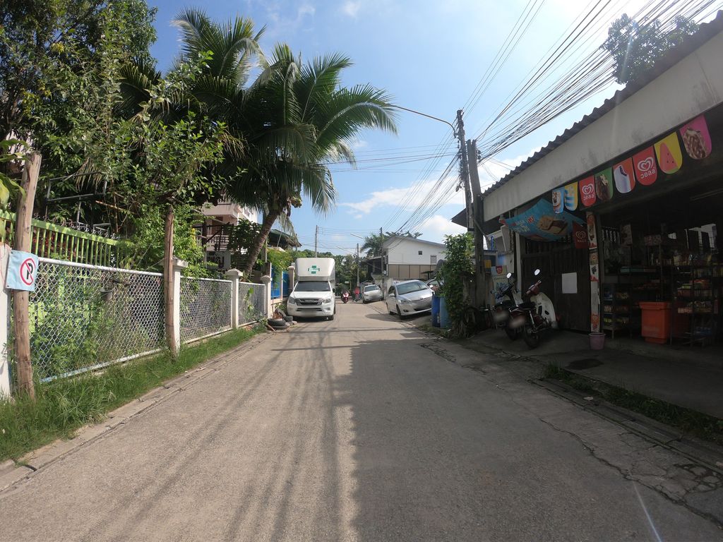 ภาพถนนตรงที่ OYO 489 Yak Hostel ตั้งอยู่ ถ่ายโดย chanuwath_grab พ.ศ. 2562 (2019) · A street-level view of where OYO 489 Yak Hostel stands, by chanuwath_grab in 2562 (2019)
