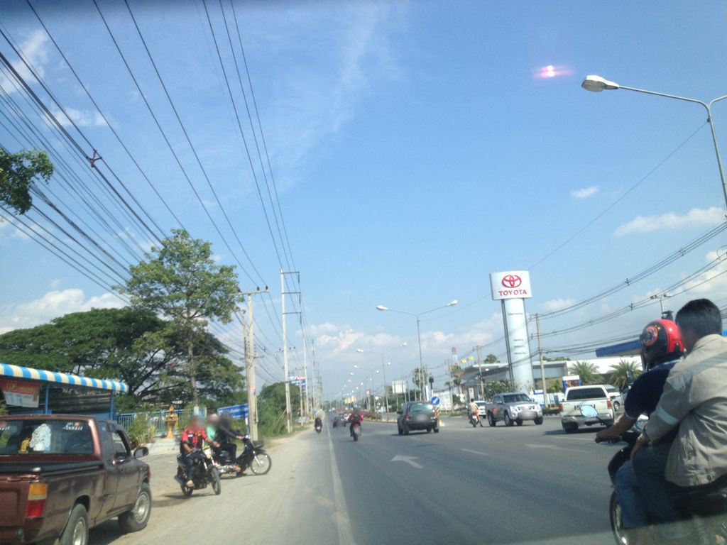 ภาพถนนตรงที่ Yer Yae Cafe กาแฟเยอะแยะ ตั้งอยู่ ถ่ายโดย jimwatana พ.ศ. 2558 (2015) · A street-level view of where Yer Yae Cafe กาแฟเยอะแยะ stands, by jimwatana in 2558 (2015)
