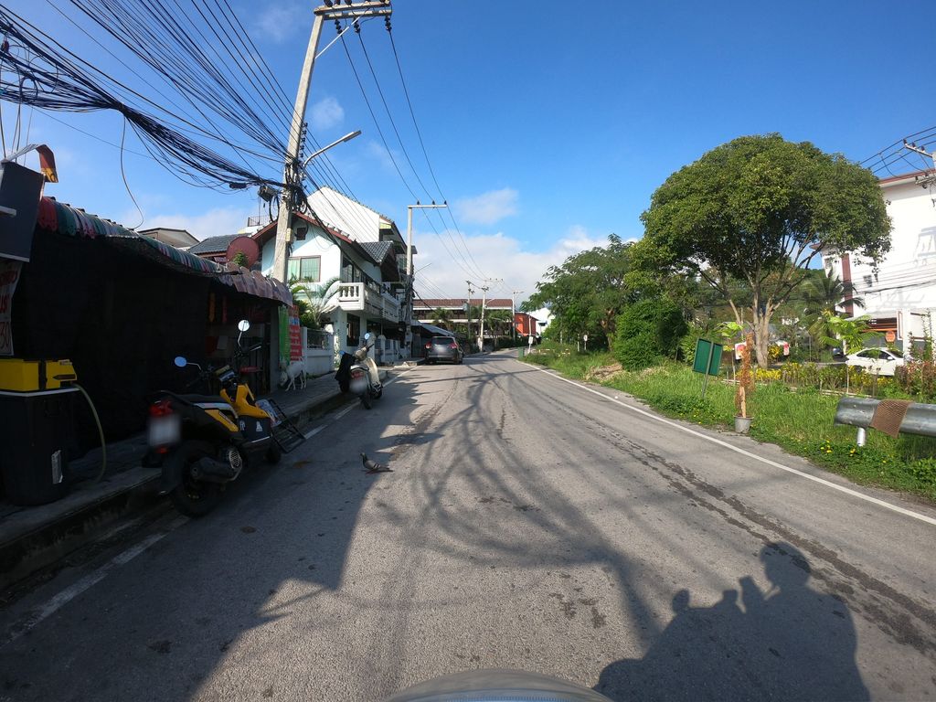 ภาพถนนตรงที่ 7CUT Barber ตั้งอยู่ ถ่ายโดย chanuwath_grab พ.ศ. 2562 (2019) · A street-level view of where 7CUT Barber stands, by chanuwath_grab in 2562 (2019)