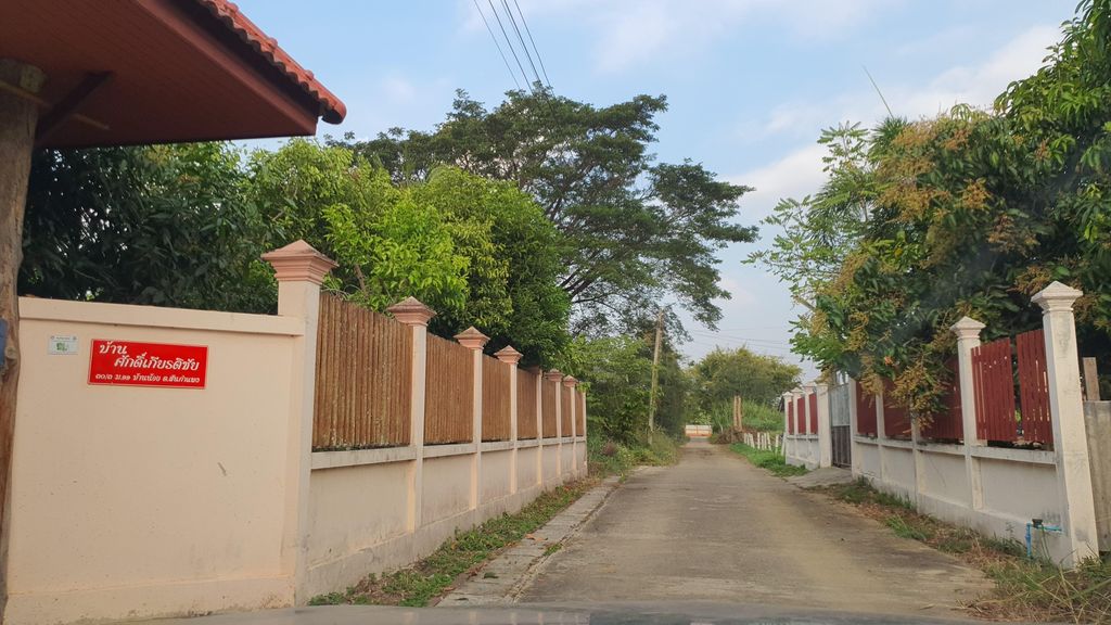 ภาพถนนตรงที่ COFY cafe ตั้งอยู่ ถ่ายโดย jrcarlsen พ.ศ. 2565 (2022) · A street-level view of where COFY cafe stands, by jrcarlsen in 2565 (2022)