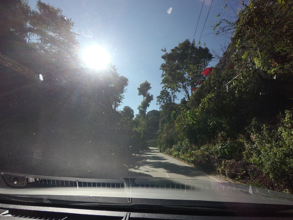 ภาพถนนตรงที่ แม่กำปอง ตั้งอยู่ ถ่ายโดย mishari พ.ศ. 2563 (2020) · A street-level view of where แม่กำปอง · Mae Kam Pong stands, by mishari in 2563 (2020)