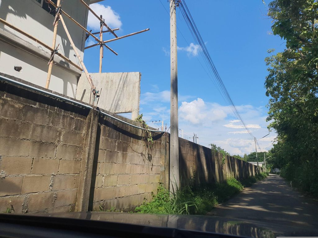 ภาพถนนตรงที่ Thee Curry 33 ตั้งอยู่ ถ่ายโดย jrcarlsen พ.ศ. 2566 (2023) · A street-level view of where Thee Curry 33 stands, by jrcarlsen in 2566 (2023)