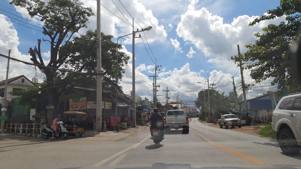 ภาพถนนตรงที่ หมูวีพี สาขาแม่วาง ตั้งอยู่ ถ่ายโดย jrcarlsen พ.ศ. 2564 (2021) · A street-level view of where หมูวีพี สาขาแม่วาง · Muwiphi Sakha Mae Wang stands, by jrcarlsen in 2564 (2021)