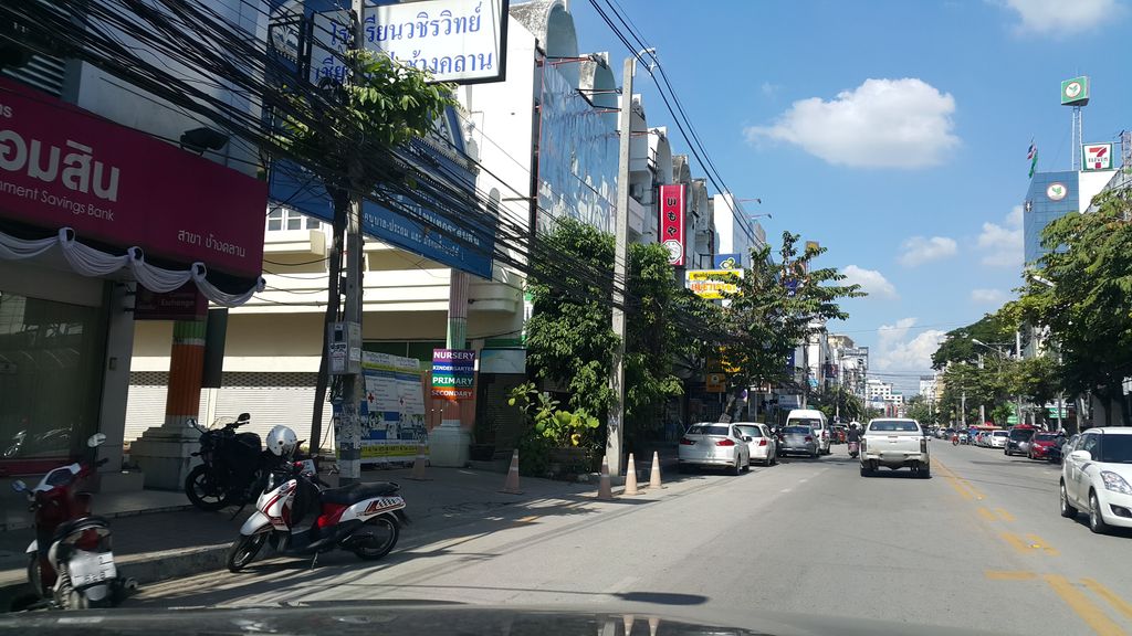 ภาพถนนตรงที่ Chicha Coffee ตั้งอยู่ ถ่ายโดย jrcarlsen พ.ศ. 2559 (2016) · A street-level view of where Chicha Coffee stands, by jrcarlsen in 2559 (2016)