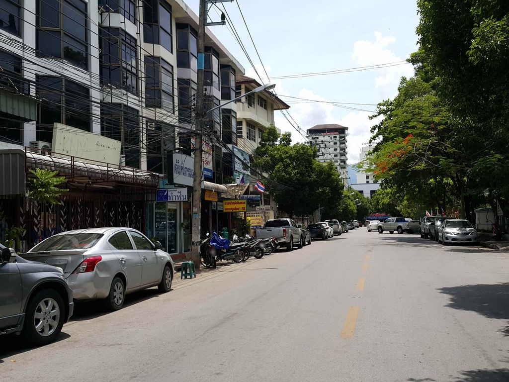 ภาพถนนตรงที่ The Shepherd ตั้งอยู่ ถ่ายโดย jrcarlsen พ.ศ. 2558 (2015) · A street-level view of where The Shepherd stands, by jrcarlsen in 2558 (2015)