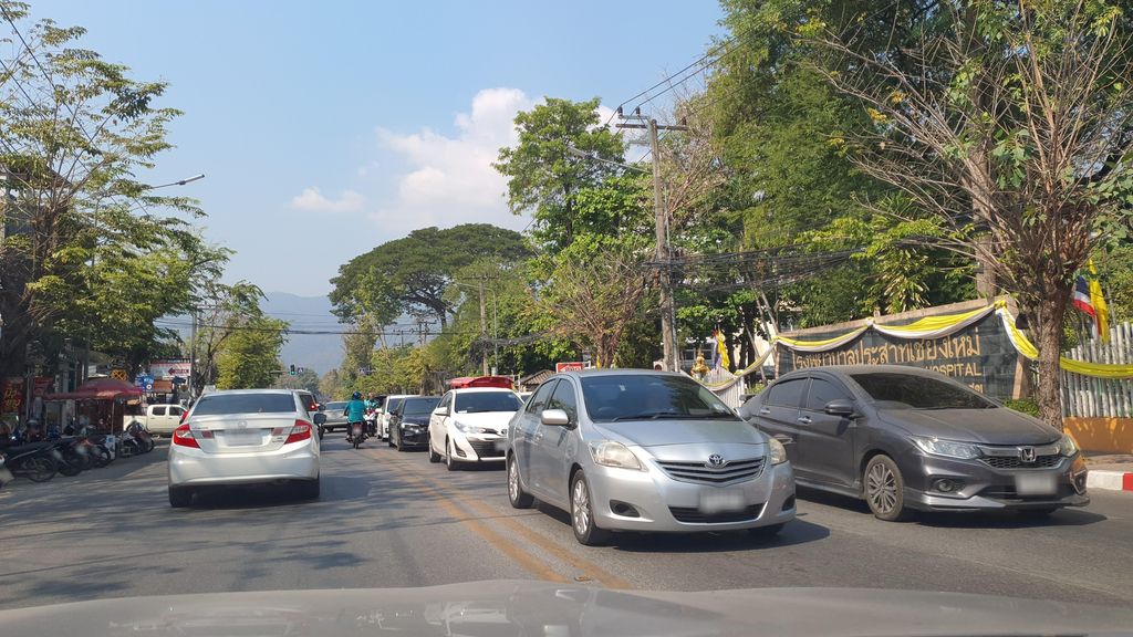 ภาพถนนตรงที่ R Cha Mueang Chiang Mai ตั้งอยู่ ถ่ายโดย jrcarlsen พ.ศ. 2566 (2023) · A street-level view of where R Cha Mueang Chiang Mai stands, by jrcarlsen in 2566 (2023)